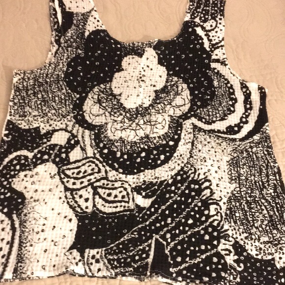 Women’s Black and White tank. - Picture 3 of 5